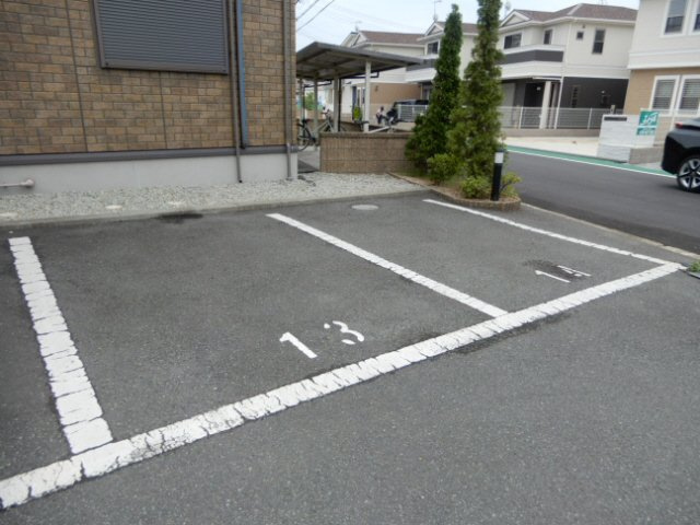 リビングタウン魚住　B棟の駐車場