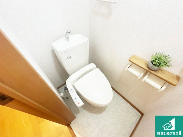 現地説明会　生駒郡安堵町東安堵　のトイレ|1・2階の2ヶ所にあるので、朝の忙しい時間の順番待ちもなく、深夜の利用にも大変便利です。