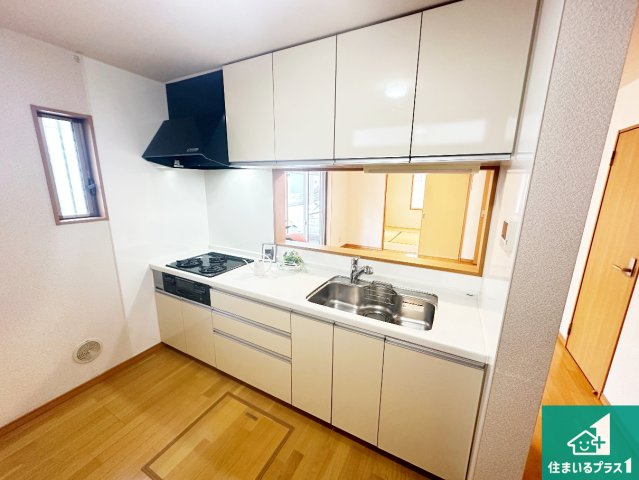 現地説明会　生駒郡安堵町東安堵　のキッチン|リビングと統一感があり、使い勝手のいいキッチン。広々としているので、二人並んで作業が出来ちゃいます。お子様と一緒に色々なお料理に挑戦できるスペースがあります。