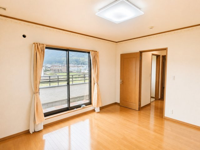 山大近くの４LDK戸建。収納多め、駐車場３台可のオール電化住宅で快適ライフを。の居間・リビング