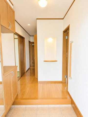 山大近くの４LDK戸建。収納多め、駐車場３台可のオール電化住宅で快適ライフを。の玄関