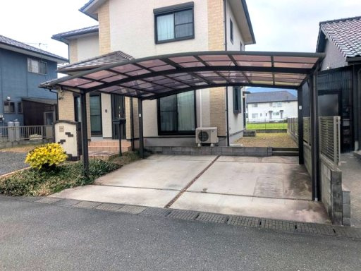 山大近くの４LDK戸建。収納多め、駐車場３台可のオール電化住宅で快適ライフを。の駐車場