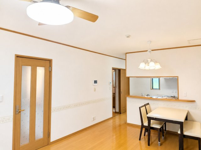 山大近くの４LDK戸建。収納多め、駐車場３台可のオール電化住宅で快適ライフを。の居間・リビング
