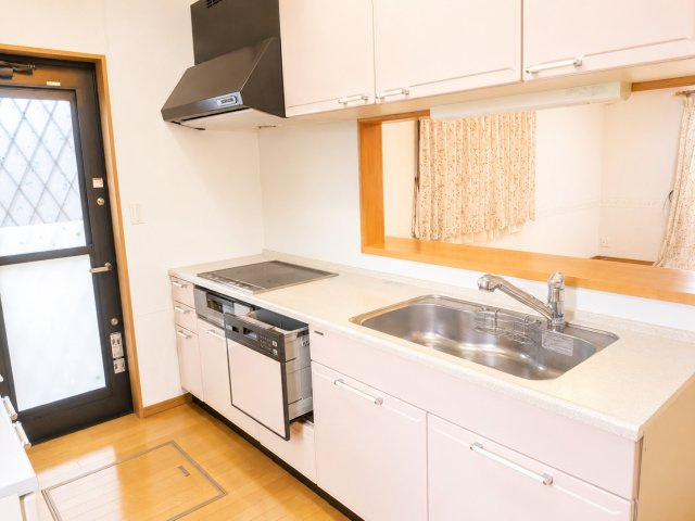 山大近くの４LDK戸建。収納多め、駐車場３台可のオール電化住宅で快適ライフを。のキッチン