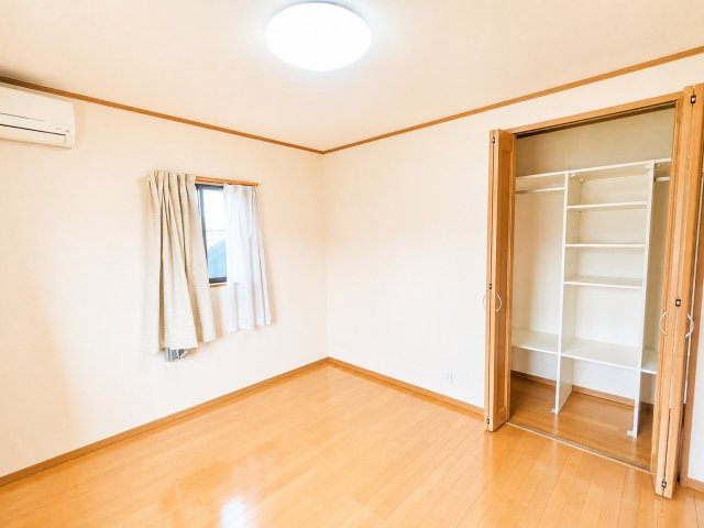 山大近くの４LDK戸建。収納多め、駐車場３台可のオール電化住宅で快適ライフを。の洋室|２階洋室