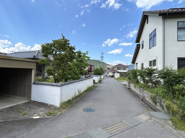 吉田　中古住宅の前面道路含む現地写真