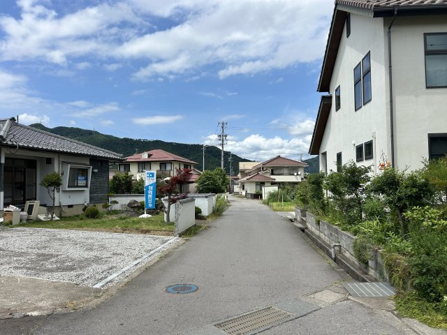 吉田　中古住宅の前面道路含む現地写真