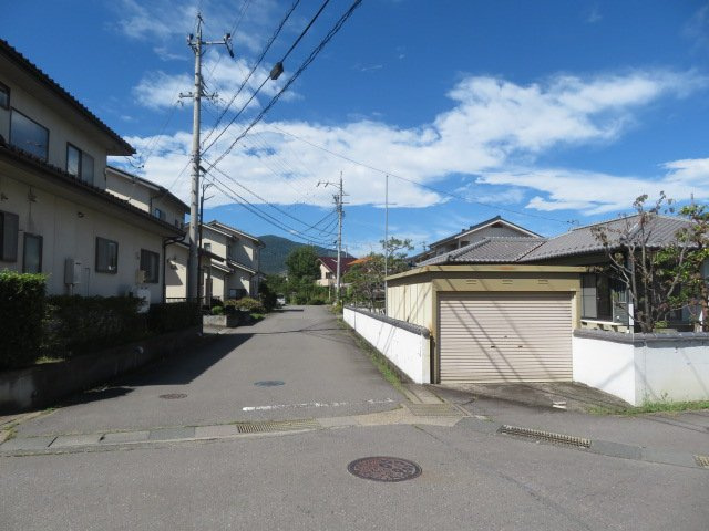 吉田　中古住宅の前面道路含む現地写真