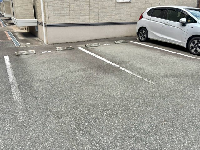 グランモア航　B棟の駐車場