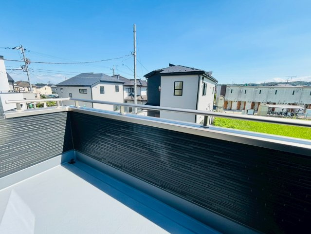 あきる野市上代継　分譲住宅　1号棟のバルコニー|2階約6.5帖の洋室から出入りできる広々バルコニー♪