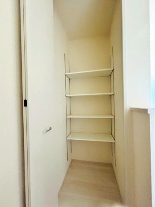 あきる野市上代継　分譲住宅　1号棟の収納|2階7.7帖洋室作り付けの棚