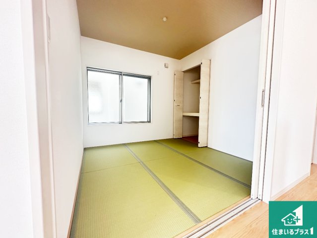 現地説明会　北葛城郡河合町穴闇の和室|一室あると便利な和室は客間としてだけでなく、小さなお子様のプレイルームや食後のくつろぎスペースとしてもご利用いただけます。収納もついていますので大活躍間違いなし！