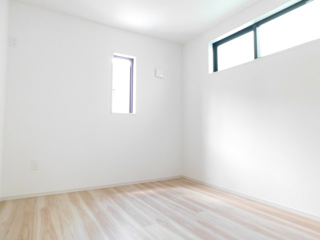 名古屋市熱田区野立町２丁目の新築一戸建の洋室|◇洋室◇　　南面を含む２面採光で明るい洋室５．０帖　収納完備！