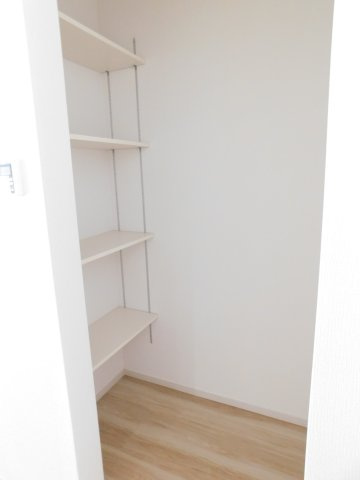 名古屋市熱田区野立町２丁目の新築一戸建の収納|◇パントリー◇　　キッチン横に併設のパントリー　日用品や食材を保管しておくことに便利なスペース♪
