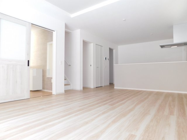 名古屋市熱田区野立町２丁目の新築一戸建の居間・リビング|◇リビング◇　　南面を含む２面採光で明るいリビング１８．２帖　家族の様子を見ながら家事が出来る対面キッチン♪