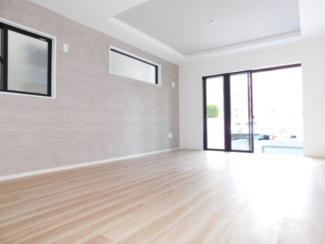 名古屋市熱田区野立町２丁目の新築一戸建の居間・リビング|◇リビング◇　　南面を含む２面採光で明るいリビング１８．２帖　おしゃれな折上げ天井採用♪