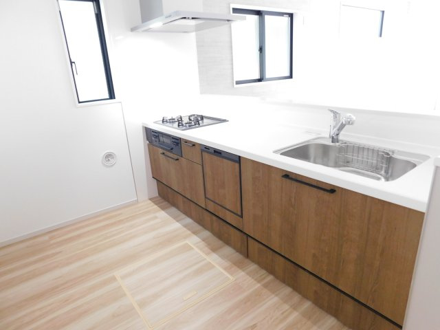 名古屋市熱田区野立町２丁目の新築一戸建のキッチン|◇キッチン◇　　Ｌ型キッチン・人造大理石カウンター・食洗機・浄水器一体型水栓・静音仕様シンク・薄型換気扇・Ｓｉセンサーコンロ（３口）・床下収納庫完備