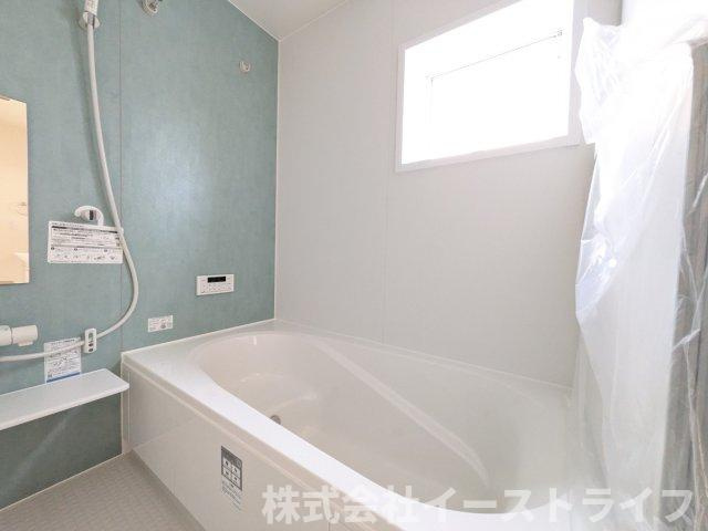 【新築戸建】　いわき市錦町江栗1丁目第2　長期優良住宅　全1棟の浴室|5号棟写真　１坪サイズのバスルーム。浴室換気乾燥機を標準装備。乾きやすい床やお手入れのしやすい排水口など、いつも清潔にご使用いただけます。