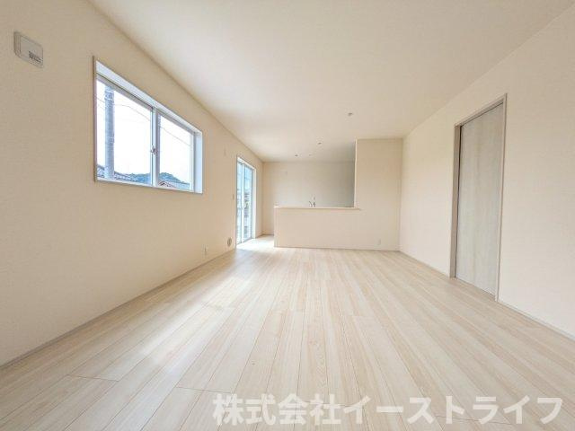 【新築戸建】　いわき市錦町江栗1丁目第2　長期優良住宅　全1棟の居間・リビング|5号棟写真　一日の中で多くの時間を過すことになるリビングダイニングだからこそ、いつも穏やかな空間であることが必然。爽やかな通風と採光を存分に感じる事が出来る空間です。