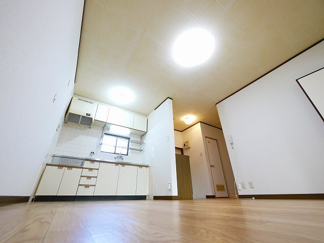 プラスパー豊井Ⅰのキッチン|コンパクトなキッチンで掃除もラクラク