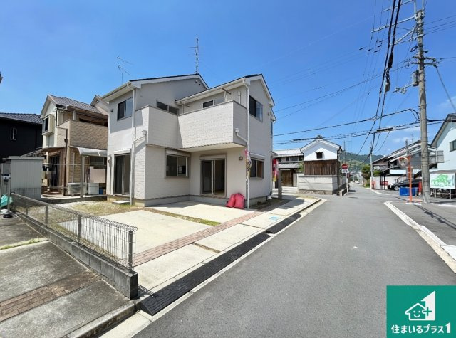 現地説明会　生駒郡斑鳩町龍田南　の前面道路含む現地写真|周辺は閑静な住宅街！前面道路広々で車の出し入れも便利です。駐車が苦手な方でも安心して車庫入れできます！
