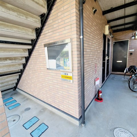 平塚市西八幡１丁目のアパートのエントランス