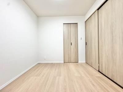 【子供部屋】 | 日興千里丘スカイマンションB棟 | こちらの物件近くの教育施設や、スーパー・公園など、物件周辺の住環境を併せてご案内させて頂きます。ぜひ、現地での暮らしをイメージなさって下さい！