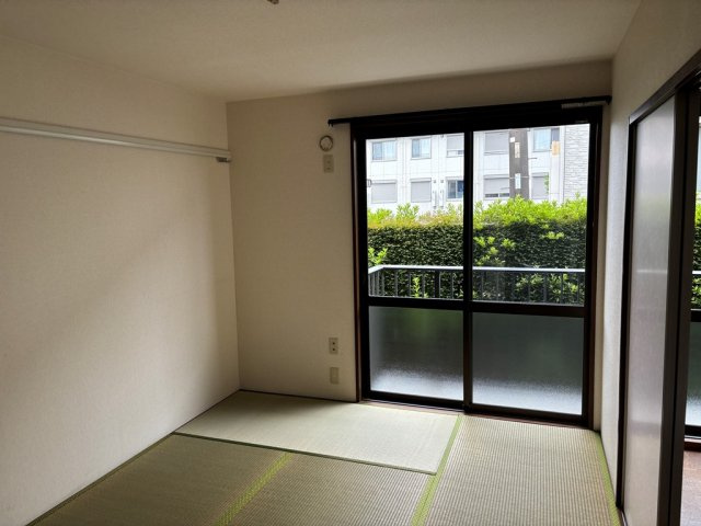 和室6帖は壁掛けフック付きでエアコンはご自身で設置可能です♪