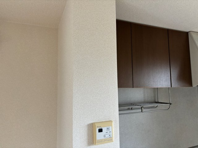 リモコンでキッチンと洗面台とバスの温度を調節出来て便利です♪