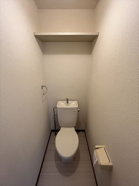 トイレには温水洗浄便座が付きます。上部に棚もございます♪