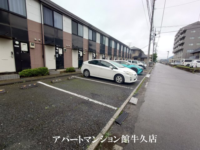 レオパレスウォーターレイⅡの駐車場
