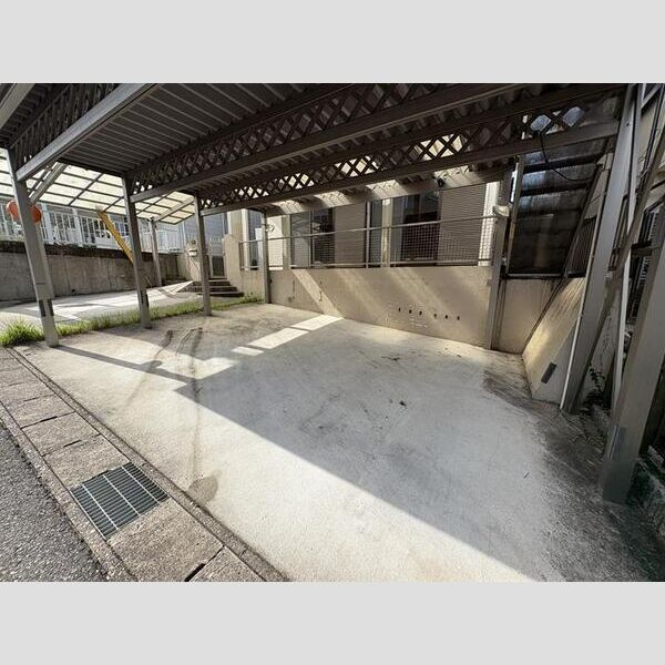 巴町神田戸建の駐車場