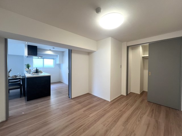 生まれ変わったお部屋でペットと新生活♪徒歩で２路線アクセス！ホント、こう言うのがちょうどイイって実感できちゃう気持ち良さあふれる角部屋な、【カサベルダ】リノベーションの洋室|明るい洋室です