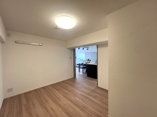 生まれ変わったお部屋でペットと新生活♪徒歩で２路線アクセス！ホント、こう言うのがちょうどイイって実感できちゃう気持ち良さあふれる角部屋な、【カサベルダ】リノベーションの洋室|ゆったりした洋室です