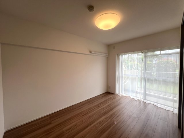 生まれ変わったお部屋でペットと新生活♪徒歩で２路線アクセス！ホント、こう言うのがちょうどイイって実感できちゃう気持ち良さあふれる角部屋な、【カサベルダ】リノベーションの洋室|広々とした洋室です