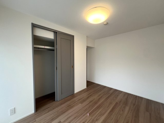 生まれ変わったお部屋でペットと新生活♪徒歩で２路線アクセス！ホント、こう言うのがちょうどイイって実感できちゃう気持ち良さあふれる角部屋な、【カサベルダ】リノベーションの洋室|落ち着いた色調の洋室です