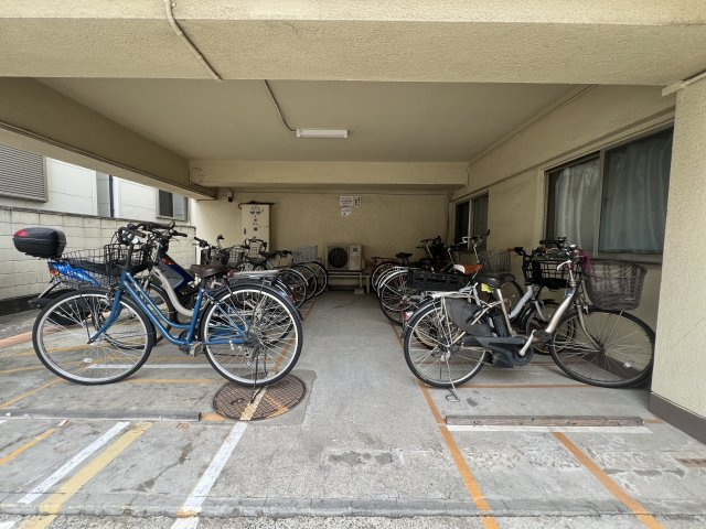 生まれ変わったお部屋でペットと新生活♪徒歩で２路線アクセス！ホント、こう言うのがちょうどイイって実感できちゃう気持ち良さあふれる角部屋な、【カサベルダ】リノベーションの駐輪場