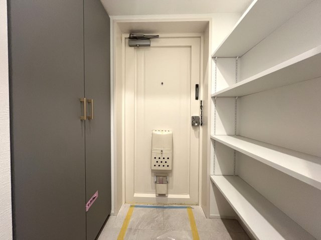 生まれ変わったお部屋でペットと新生活♪徒歩で２路線アクセス！ホント、こう言うのがちょうどイイって実感できちゃう気持ち良さあふれる角部屋な、【カサベルダ】リノベーションの玄関|落ち着いた玄関です