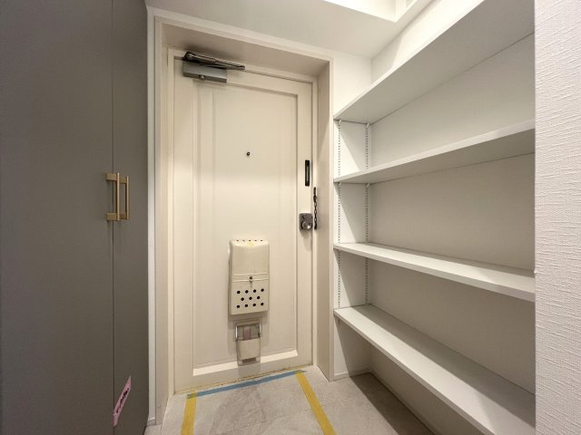 生まれ変わったお部屋でペットと新生活♪徒歩で２路線アクセス！ホント、こう言うのがちょうどイイって実感できちゃう気持ち良さあふれる角部屋な、【カサベルダ】リノベーションの玄関|玄関です
