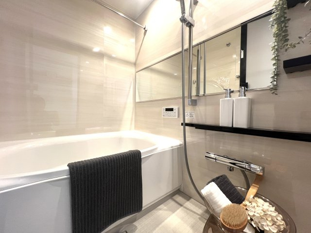 生まれ変わったお部屋でペットと新生活♪徒歩で２路線アクセス！ホント、こう言うのがちょうどイイって実感できちゃう気持ち良さあふれる角部屋な、【カサベルダ】リノベーションの浴室|きれいなお風呂です