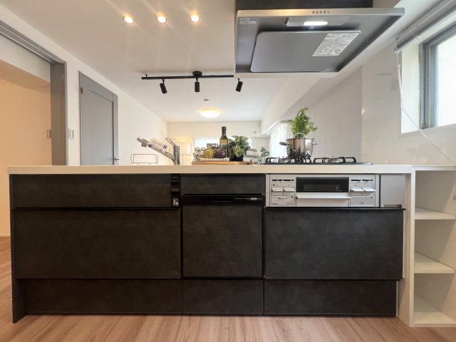 生まれ変わったお部屋でペットと新生活♪徒歩で２路線アクセス！ホント、こう言うのがちょうどイイって実感できちゃう気持ち良さあふれる角部屋な、【カサベルダ】リノベーションのキッチン|キッチンです