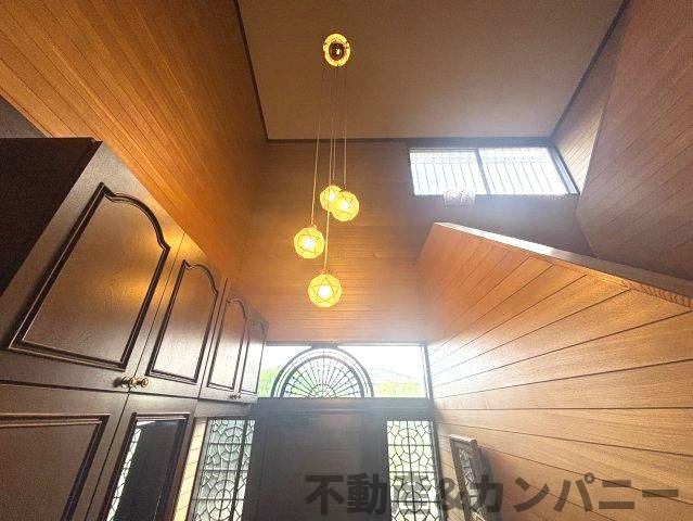 松山市衣山5丁目の中古戸建の玄関|玄関上　照明がオシャレです