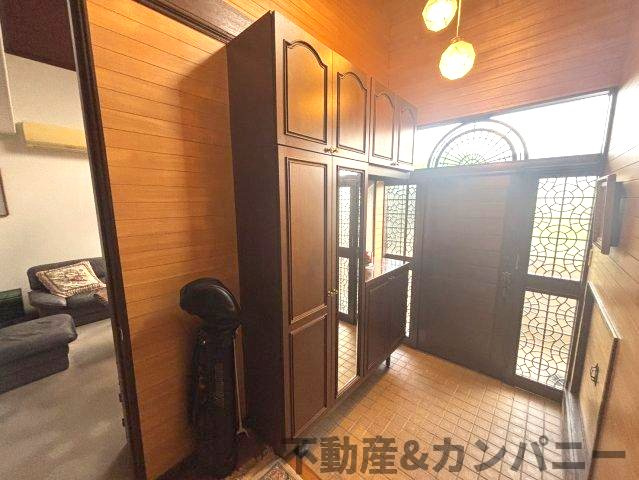 松山市衣山5丁目の中古戸建の玄関|鏡付き玄関収納です