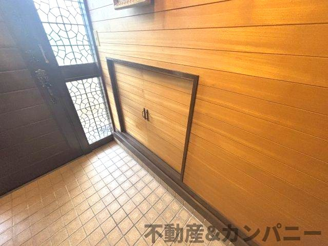 松山市衣山5丁目の中古戸建の玄関|ちょっとしたものを収納できるスペースがあります