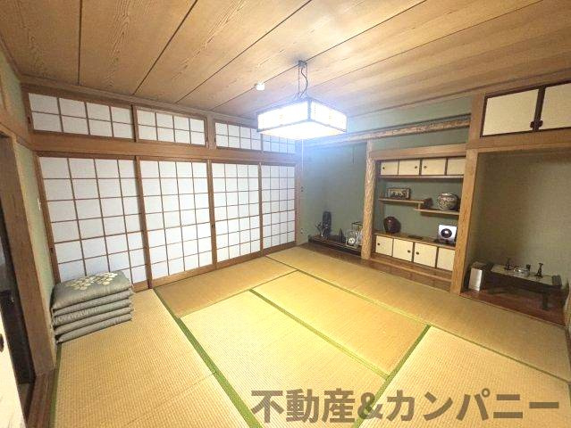 松山市衣山5丁目の中古戸建の和室|畳の上でゆっくりとくつろげる和室です