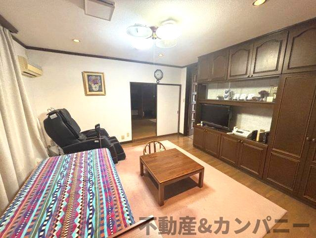 松山市衣山5丁目の中古戸建の居間・リビング|使いやすいリビングです