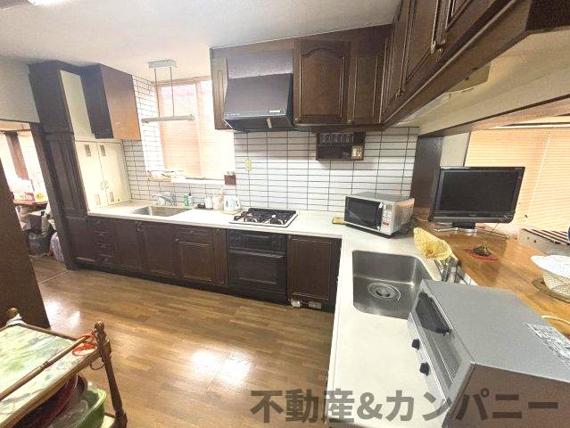 松山市衣山5丁目の中古戸建のキッチン|L字型のキッチンです