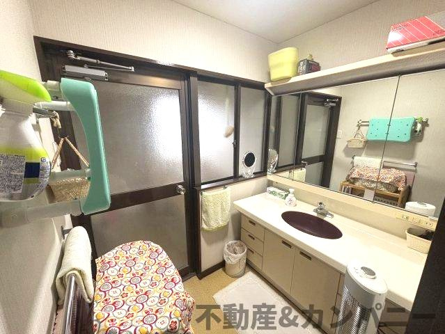 松山市衣山5丁目の中古戸建の独立洗面台|使いやすい独立洗面台です