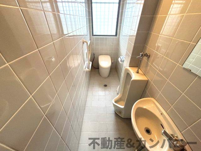 松山市衣山5丁目の中古戸建のトイレ|落ち着いた色調のトイレです