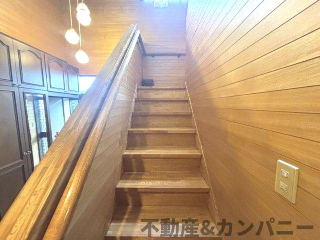 松山市衣山5丁目の中古戸建のその他|手すり付き階段です